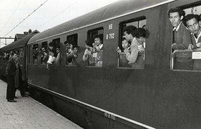 168779 Afbeelding van de aankomst van een groep van 519 repatrianten uit Indonesië met een extra trein uit Venetië bij ...